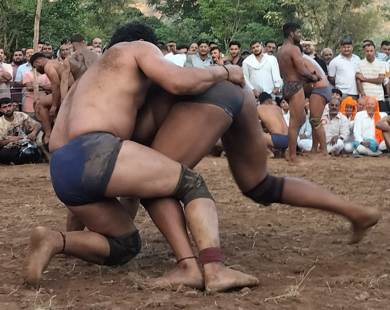 महानपुर दंगल में मल युद्ध का प्रदर्शन करते पहलवान। स्रोत संवाद।