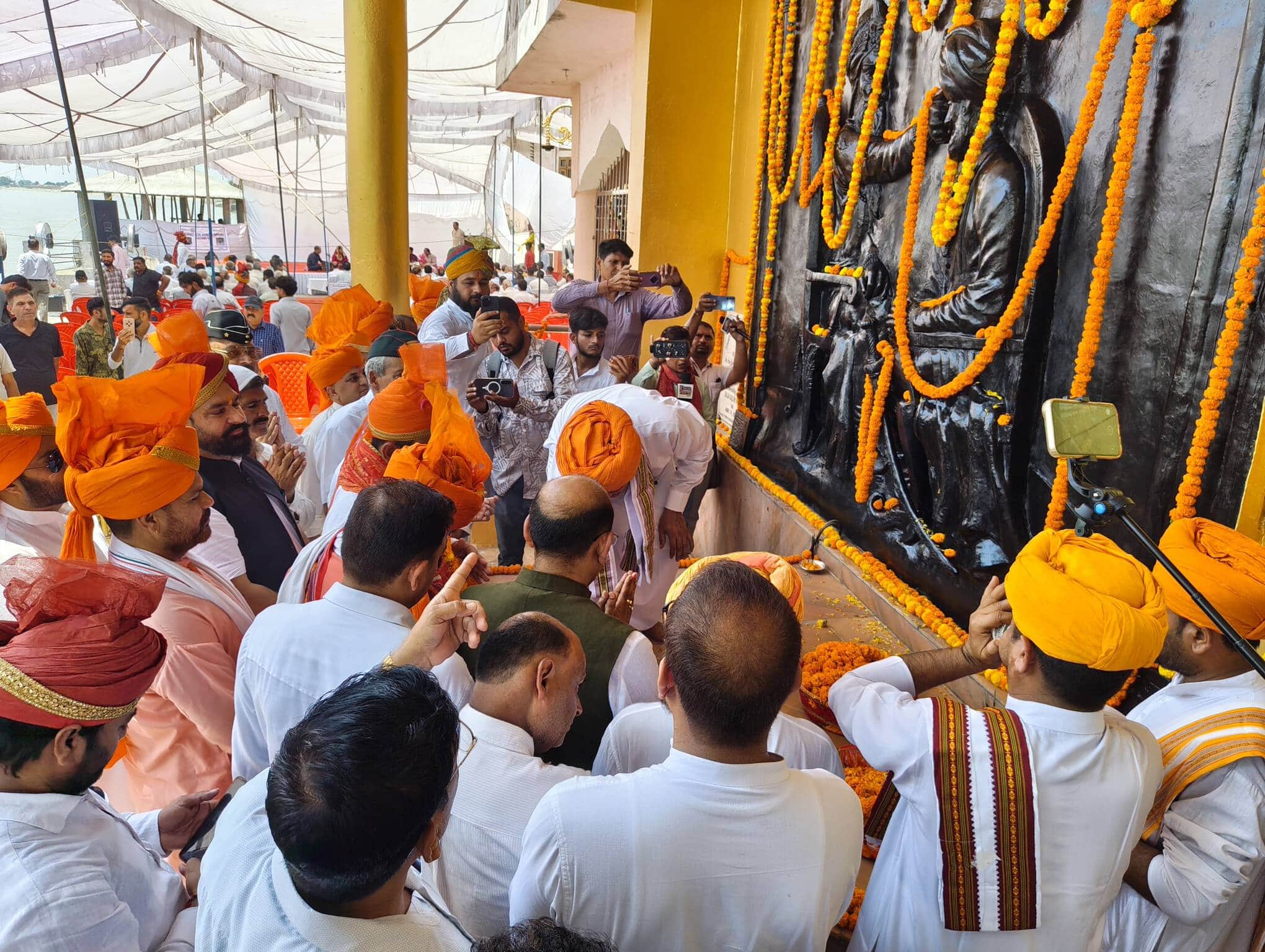 महाराज गुलाब सिंह जी के राजतिलक समारोह के उपलक्ष्य पर श्रधांजलि देते विधायक मोहन लाल व अन्य। लो