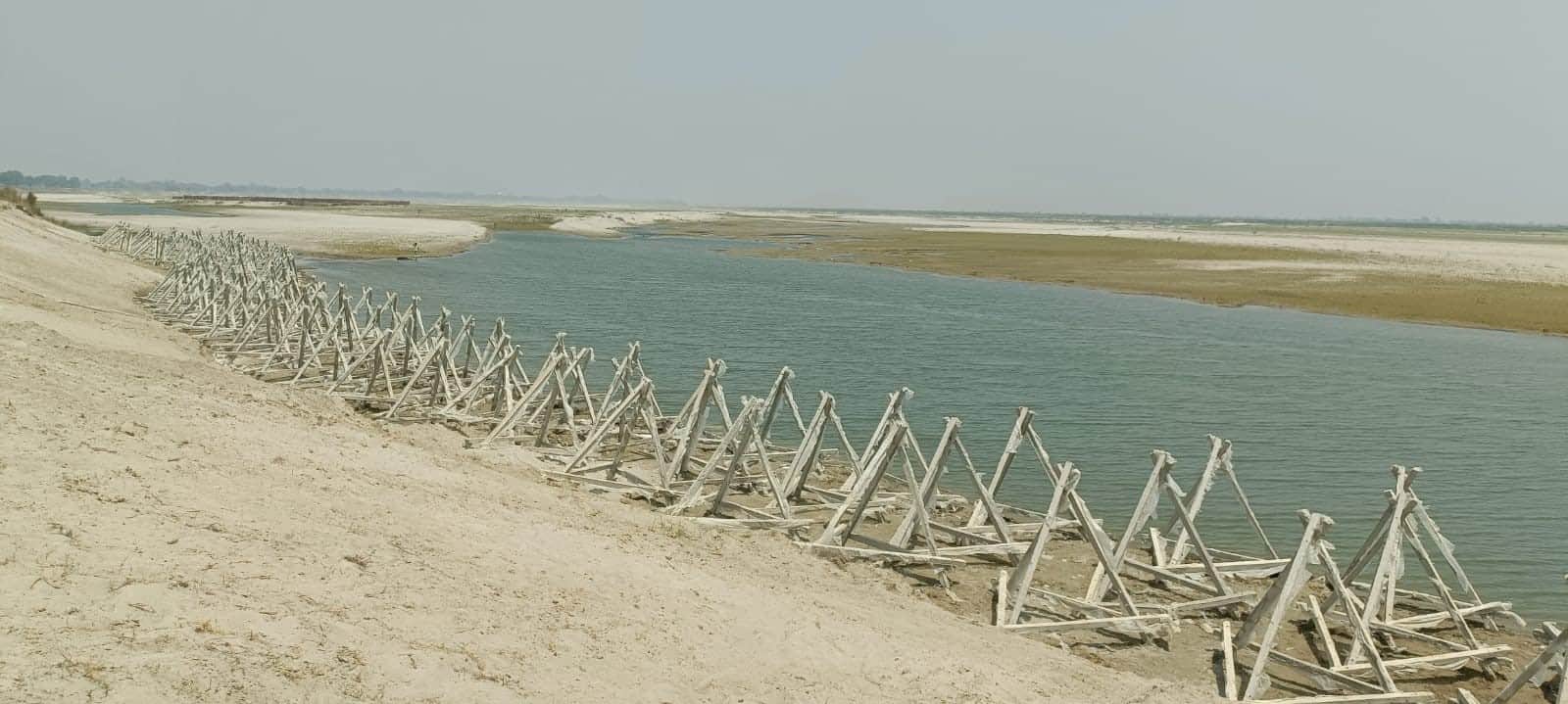 मांझा कम्हरिया में कटान रोके जाने को लेकर लगाया गया परक्यूपाइ। संवाद