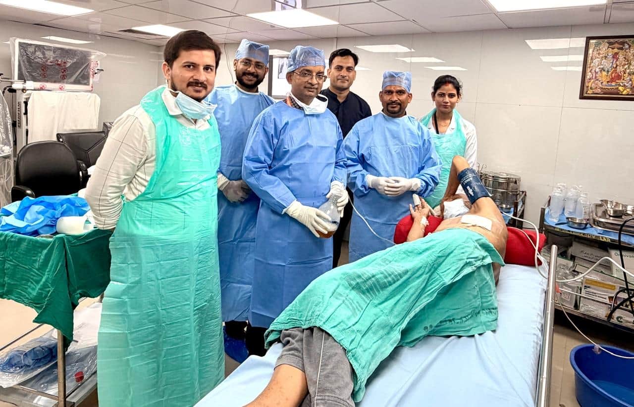 मरीज और सर्जरी करने वाली चिकित्सकों की टीम।