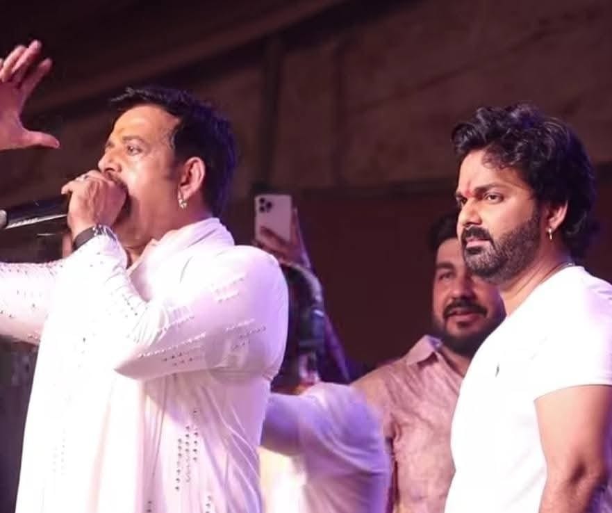 Crowd surging to see Pawan Singh goes out of control; barricades broken, chairs smashed.