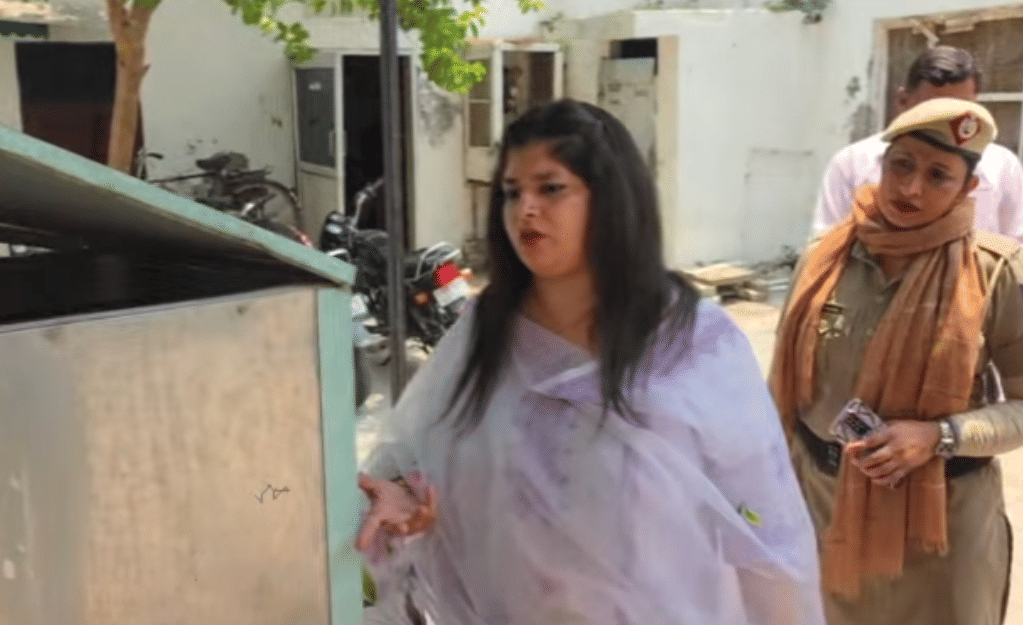 नगर निगम में वाटर कूलर देखतीं मेयर अक्षिता सैनी। संवाद