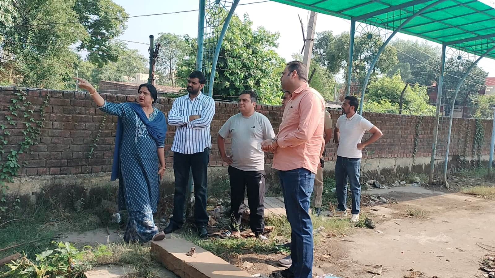 नालों के निरीक्षण के दौरान अधिकारियों को निर्देश देतीं मेयर सुमन बहमनी। प्रवक्ता