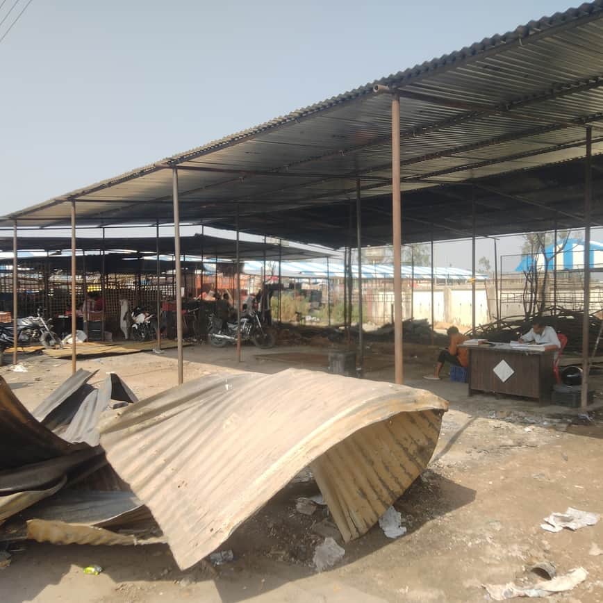 नवीन मंडी स्थल सहियापुर में जली दुकानों की फिर से सुधार करने में जुटे व्यापारी। 
