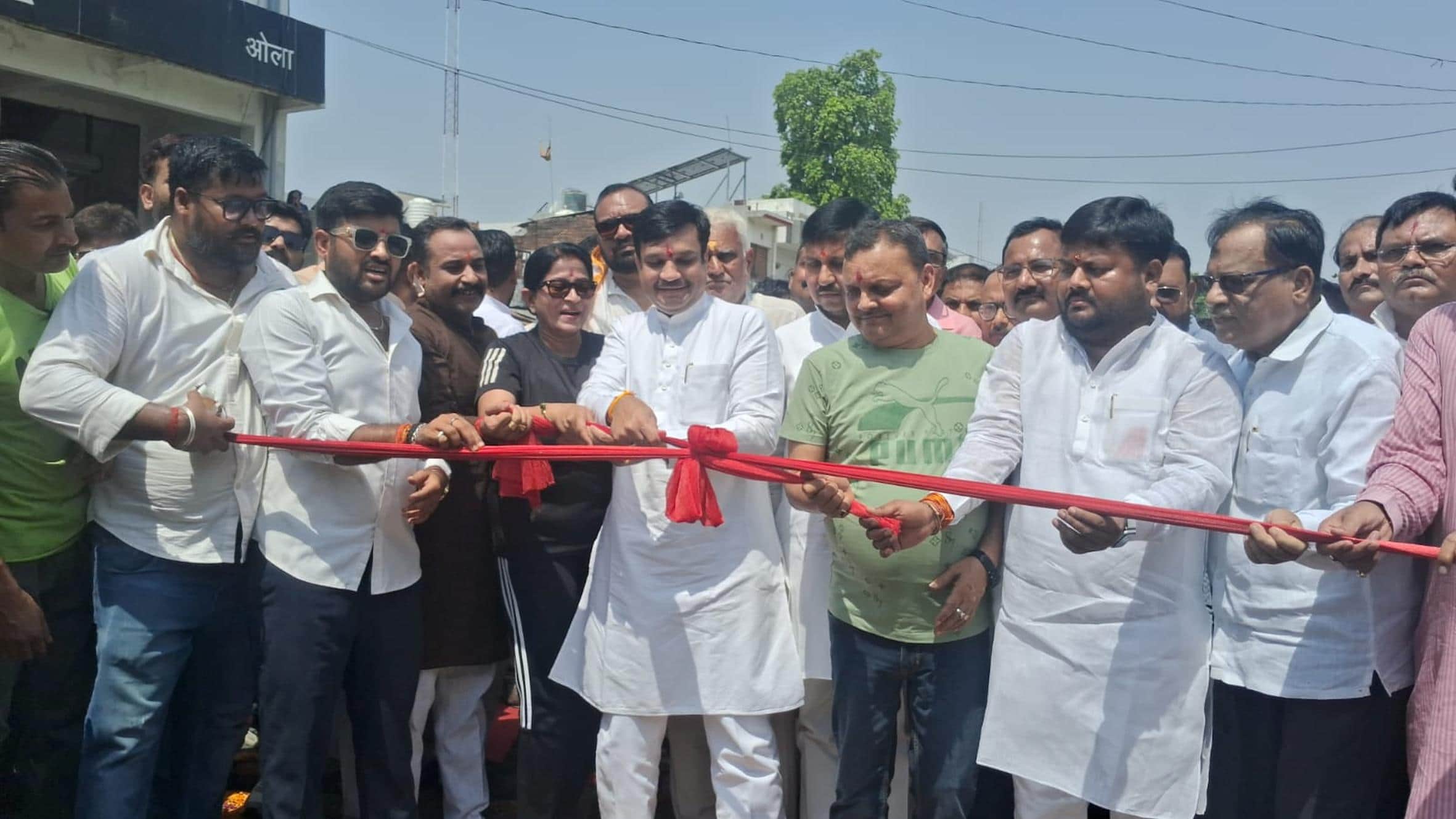 ओवरब्रिज का उद्घाटन करते सांसद व अन्य।