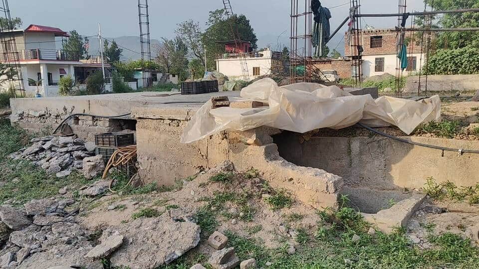 पुंछ जिले के गांव जलास में अपनी पैसों से सत्या देवी द्धारा बनाया गया अधूरा बंकर
