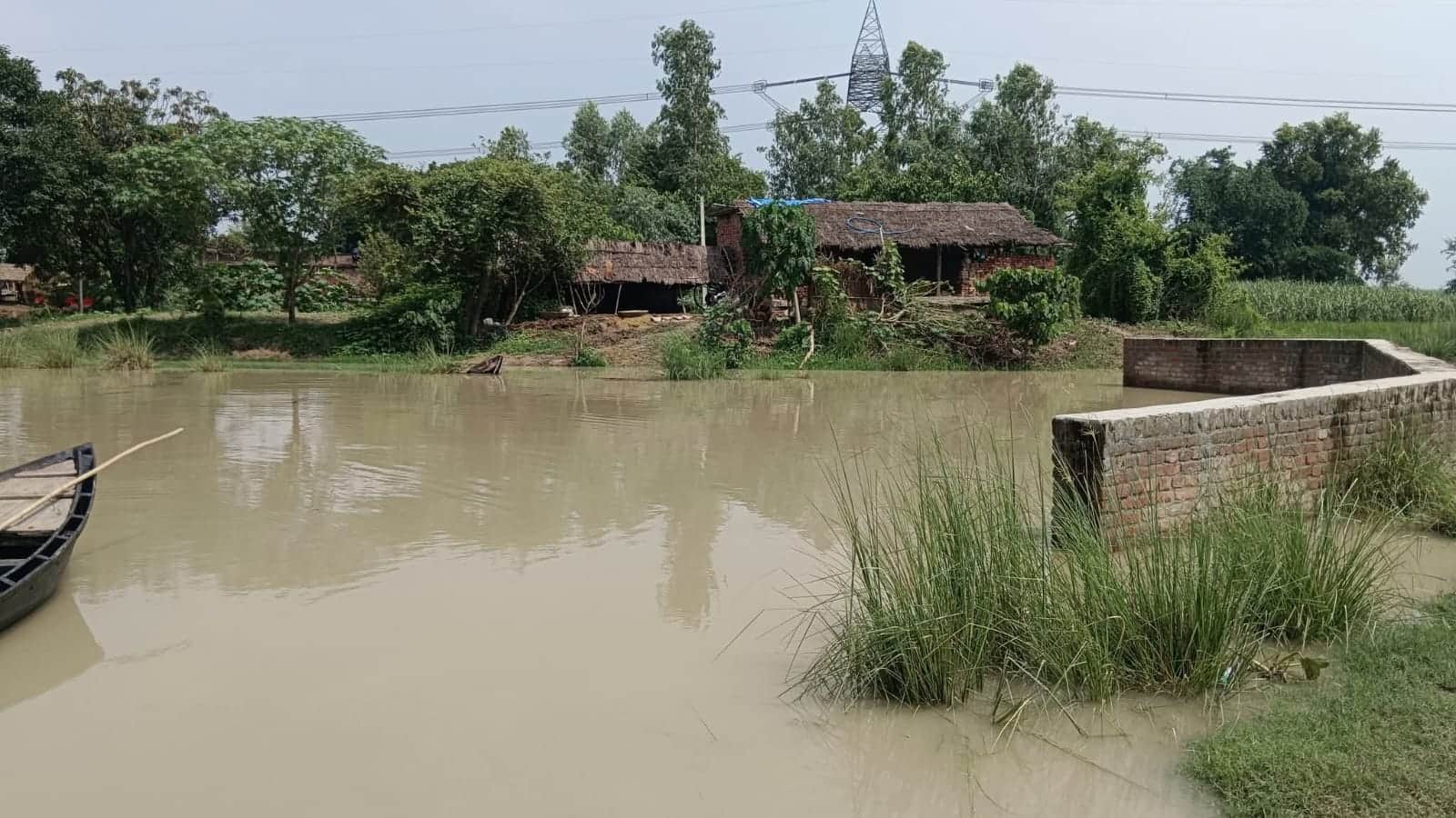 पिछले साल बाढ़ के समय चौतरफा पानी से घिरा सुबिका बाबू गांव।