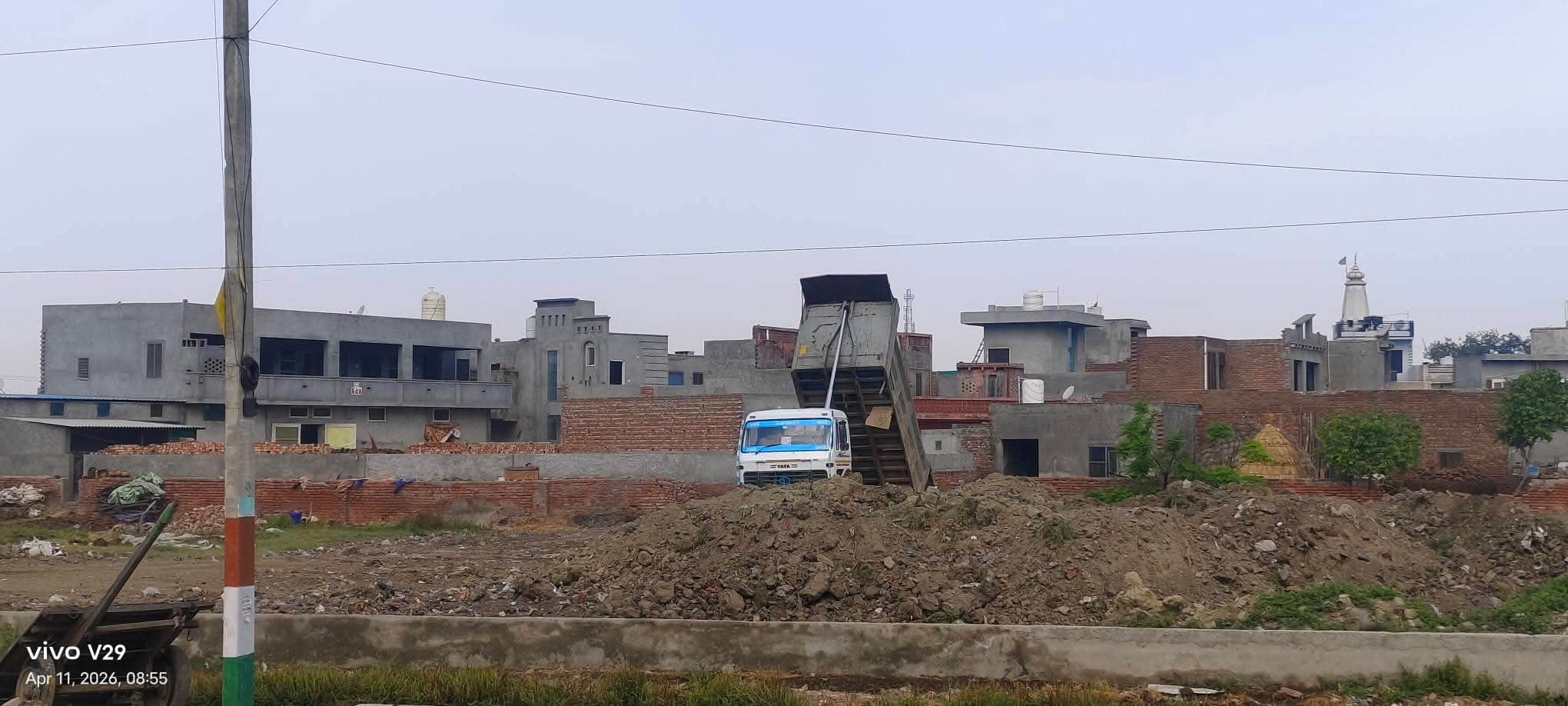 पार्क निर्माण के लिए डाली जा रही मिट्टी।