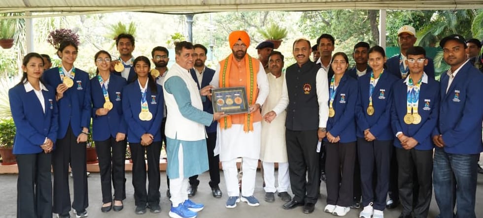 Winners of the World Yogasana Championship met the Chief Minister.