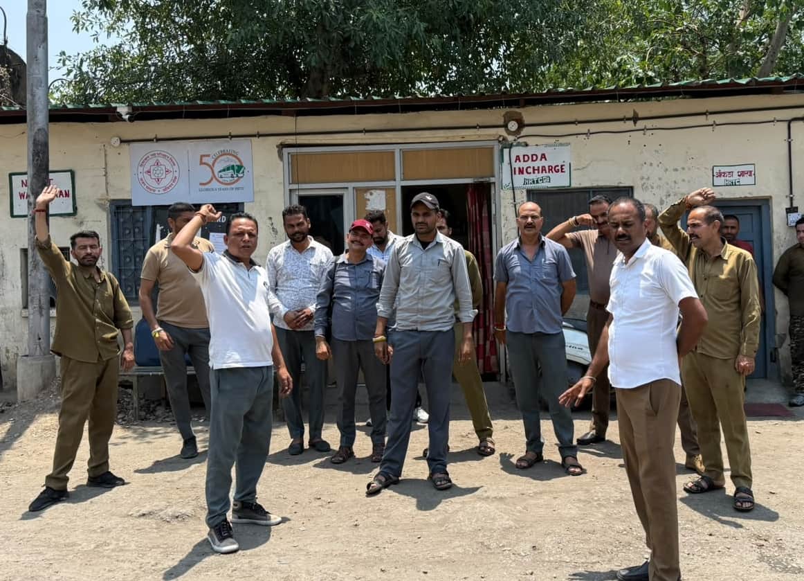 पठानकोट डिपू में प्रदर्शन करते यूनियन के कर्मचारीफोटो स्त्रोत:यूनियन
