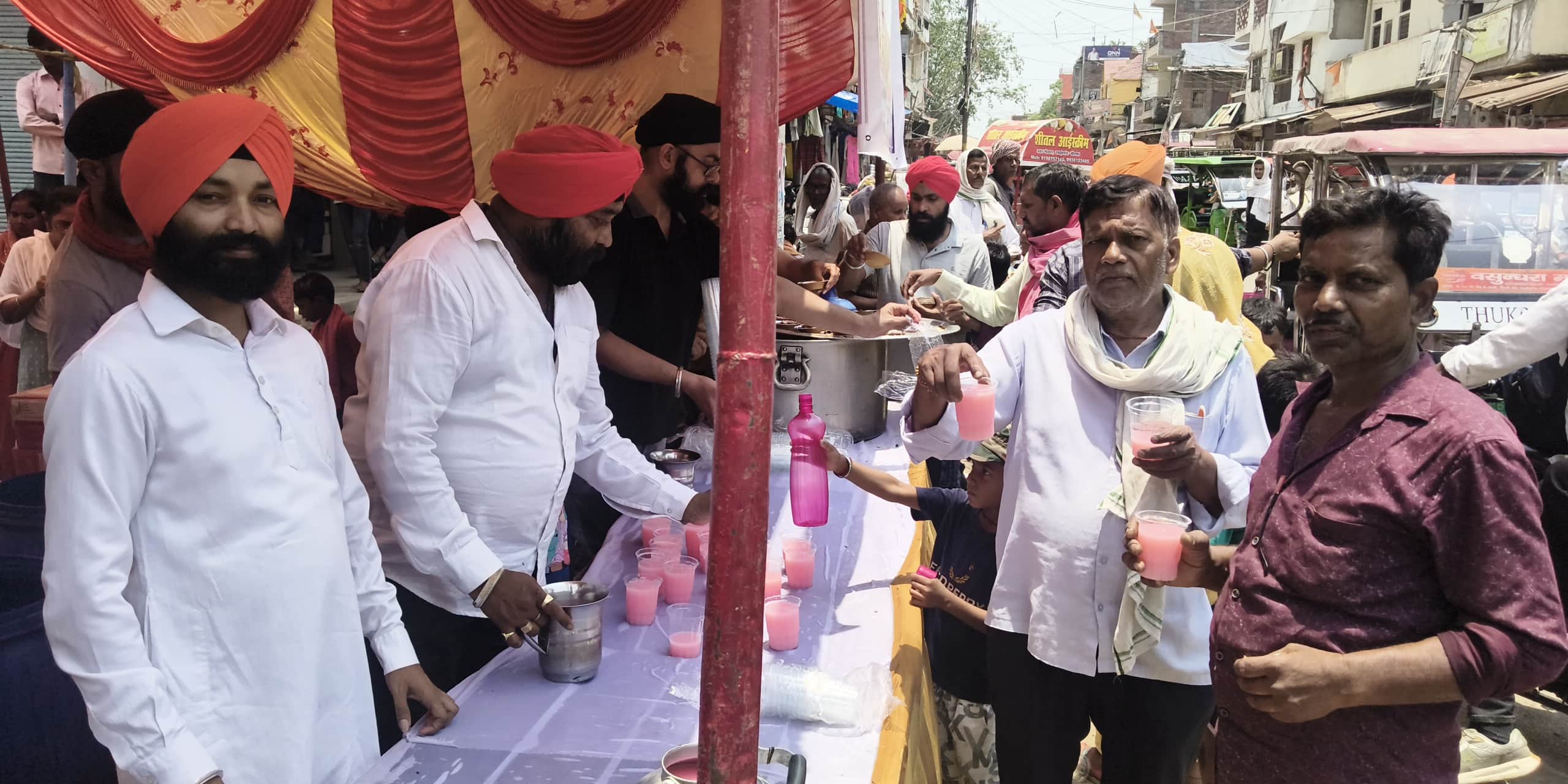 रॉबर्ट्सगंज गुरु अर्जुन देव के शहीदी दिवस पर गुरु सिंह सभा के सामने शर्बत वितरण करते लोग। संवा