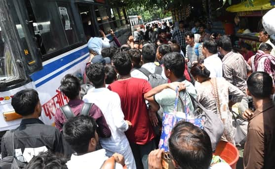 रोडवेज बस स्टेशन पर बस में सीट पाने के लिए जद्दोजहद करते यात्री।    संवाद