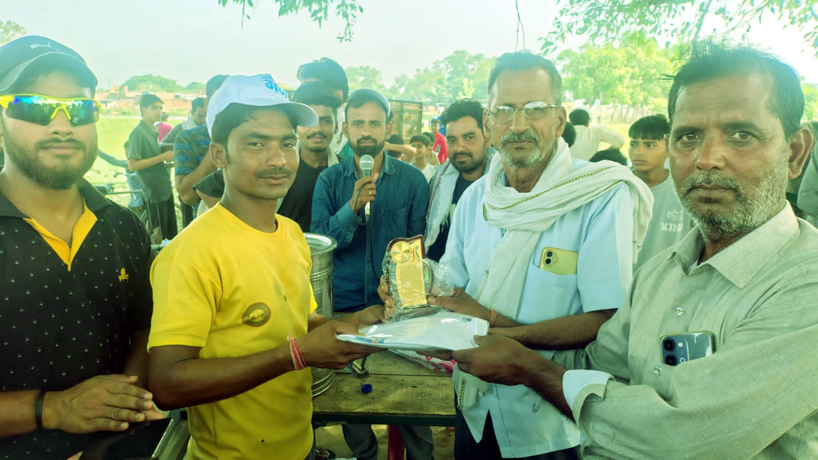 राहुल राघव को मैन ऑफ द मैच से सम्मानित करते आयोजक। संवाद