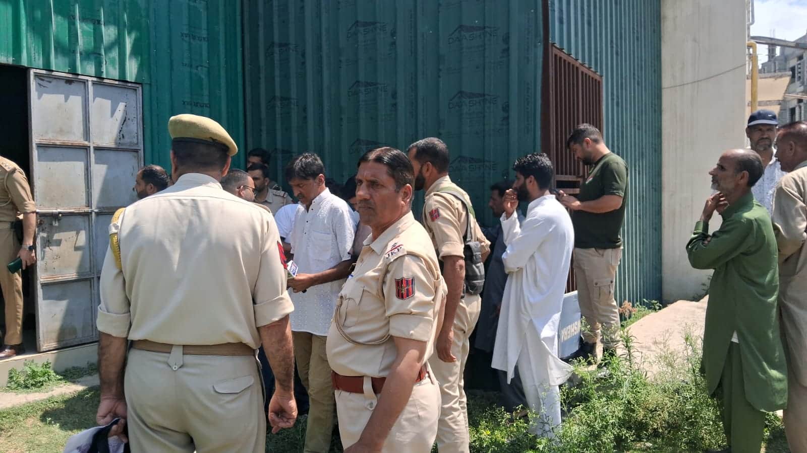 राजोरी के थन्नामंडी के बहरोट मे भाई द्वारा भाई की हत्या के बाद शव को जीएमसी राजोरीे मे लेकर पोस