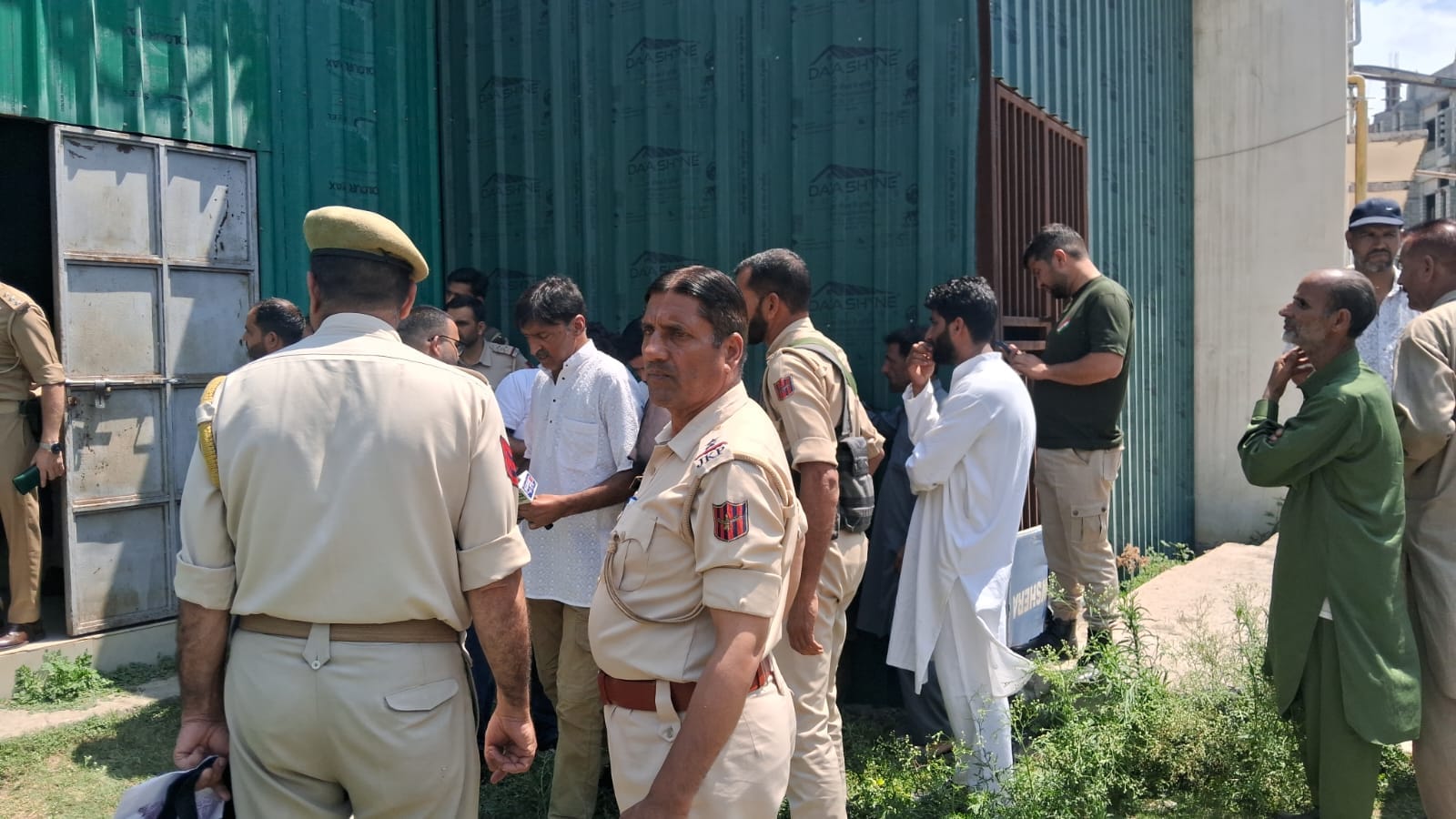 राजोरी के थन्नामंडी के बहरोट मे भाई द्वारा भाई की हत्या के बाद शव को जीएमसी राजोरीे मे लेकर पोस