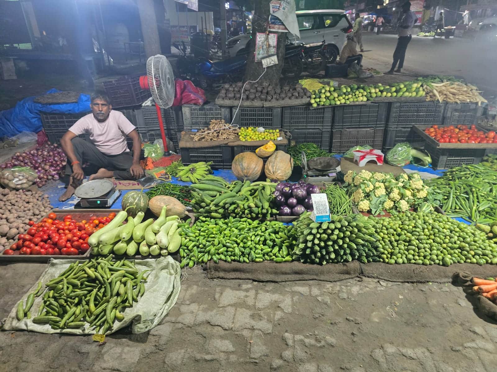 सजी सब्जी की दुकान।
