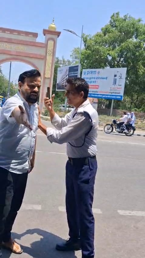 Scooty key removed... Traffic constable clashes with lawyer.
