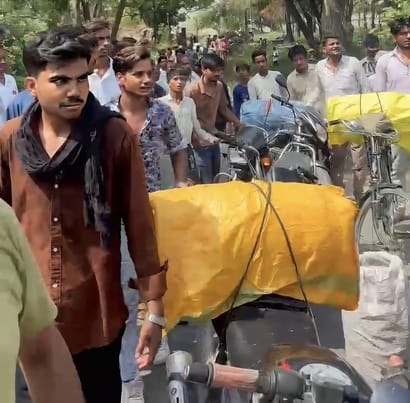 Angry consumers blocked the road after not getting gas cylinders.