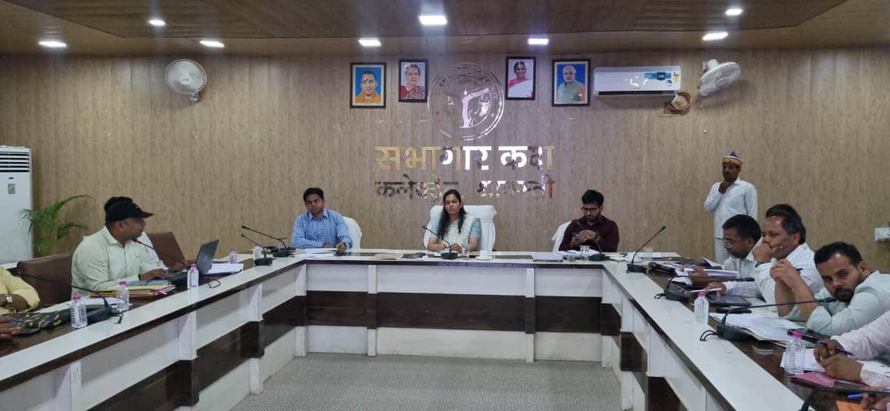  समीक्षा बैठक में मौजूद डीएम व अन्य।