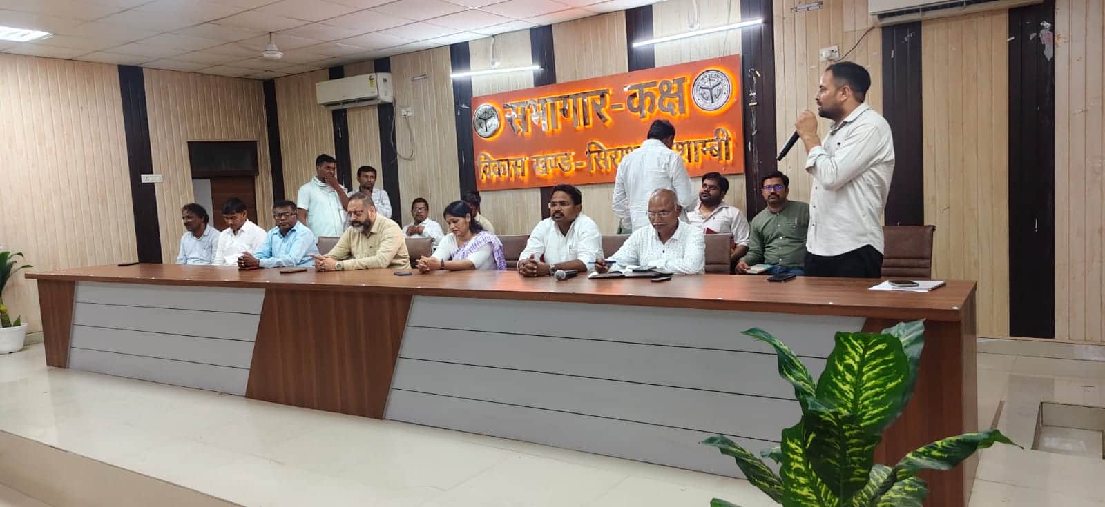 सिराथू ब्लॉक सभागार में आयोजित सदन की बैठक में जानकारी देते एडीओ समाज कल्याण। संवाद