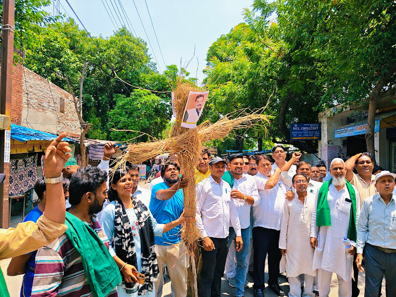Protests were held against the e-registration system, and an effigy was burned.