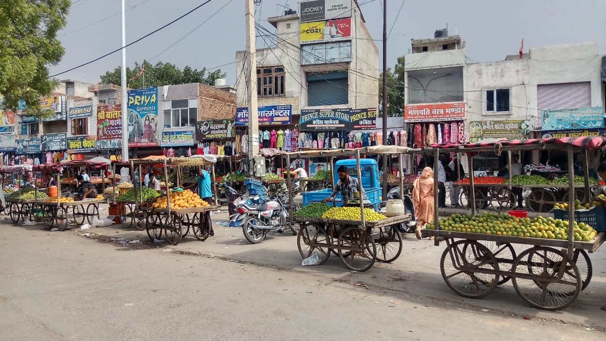 No permanent vendor zones; market plagued by encroachment and traffic congestion