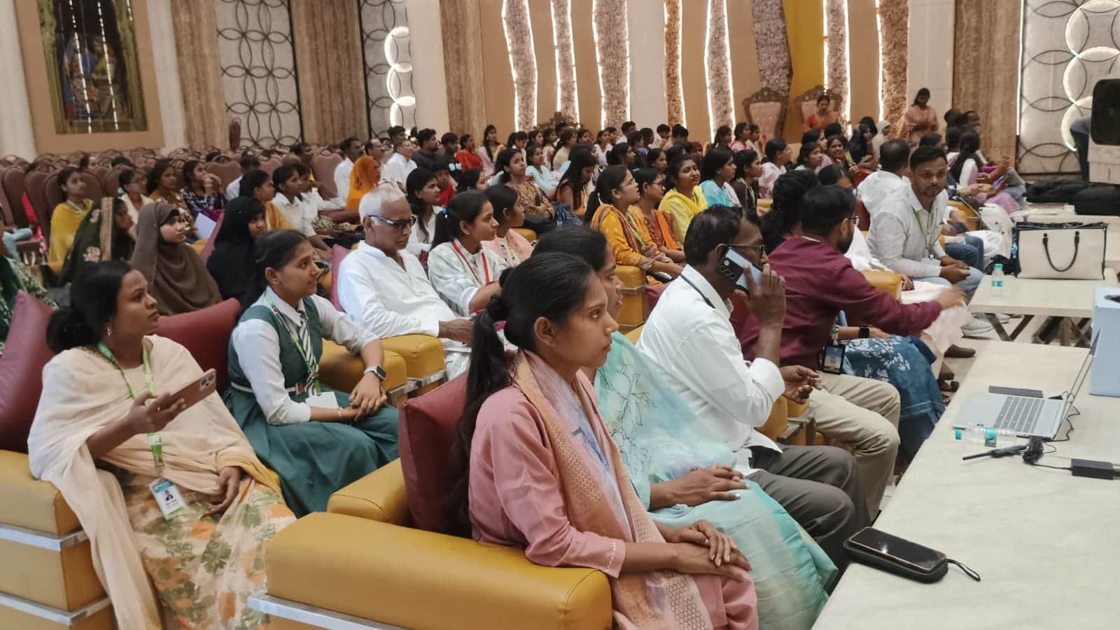 शहर के महुआबाग स्थित एक पैलेस में आयोजित  प्रतिभा सम्मान समारोह में शामिल लोग। संवाद