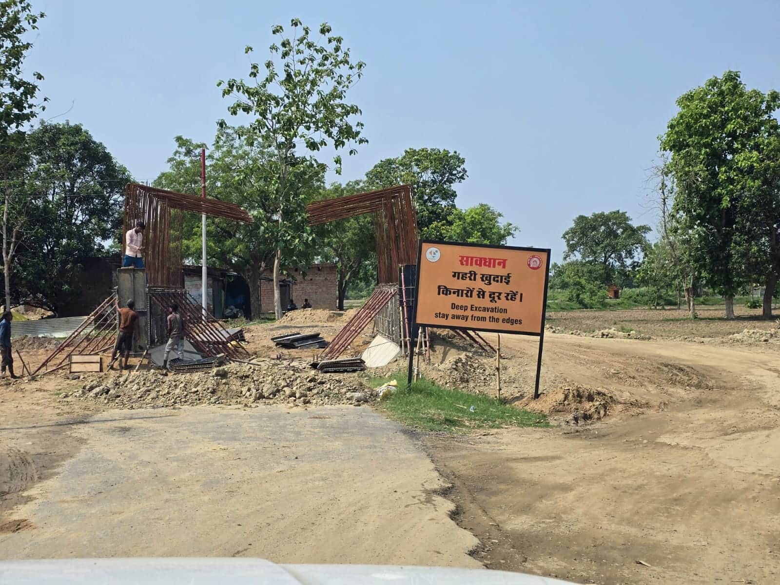 शिकारपुर-घुघली रूट पर रामपुर बल्डीहा में प्रगति पर अंडरपास निर्माण कार्य।