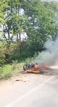 Scooty turns into a ball of fire, driver saves his life by jumping