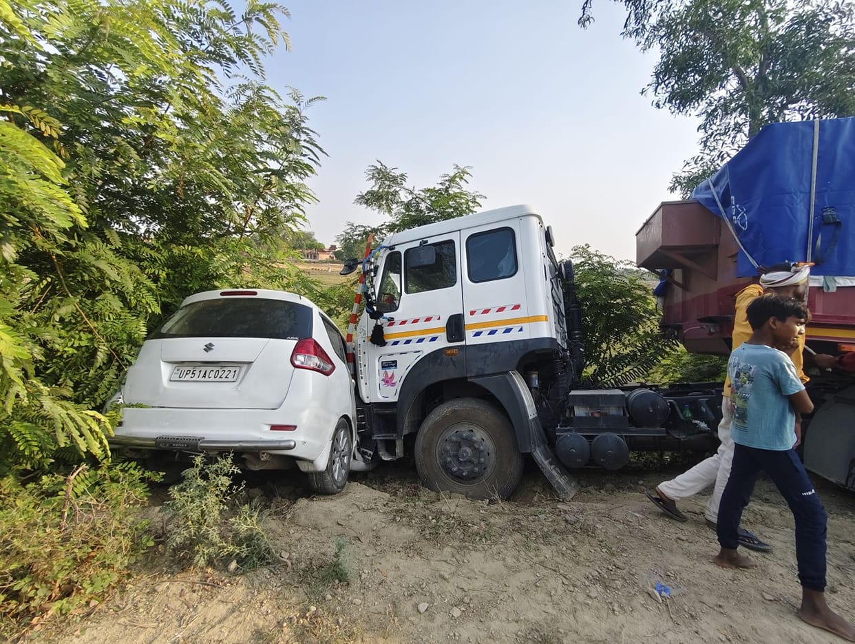 11 injured, including a couple, in collision between car and trailer