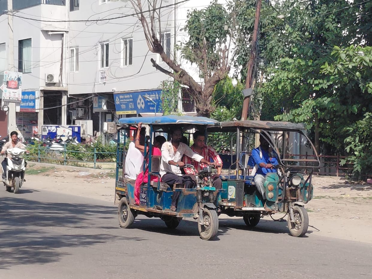 E-rickshaws speeding on the highway in defiance of rules; risk of accidents.