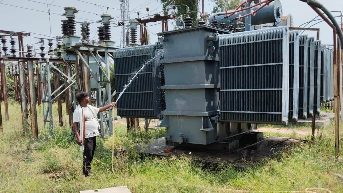 ट्रांसफार्मर पर डाला जा रहा पानी।