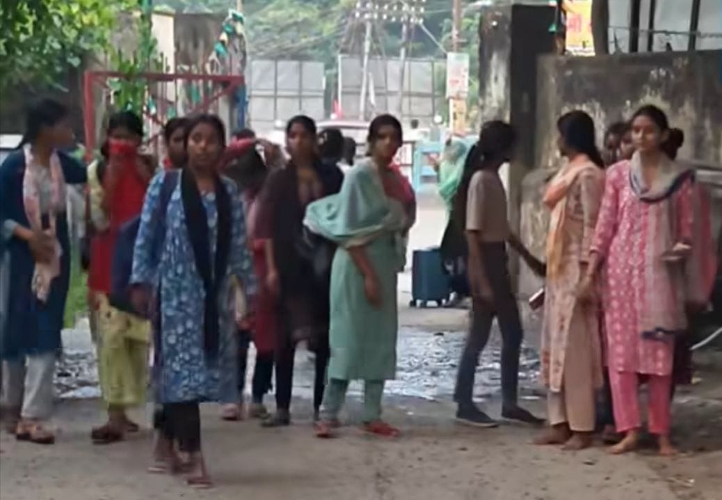 थाने पर मौजूद सभी युवक युवतियों