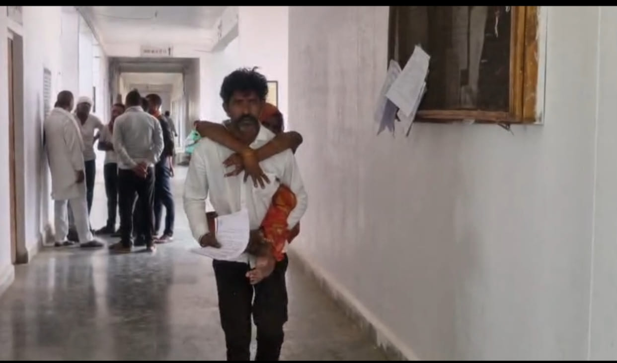 Panna: Husband Carries Wife 70 km to Public Hearing, Family Denied Ration and Welfare Benefits for 10 Years.