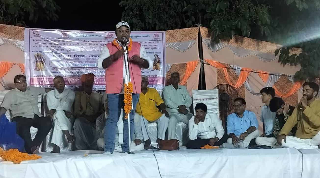 धौलाना में आयोजित कवि सम्मेलन में कविता सुनाते कवि। संवाद