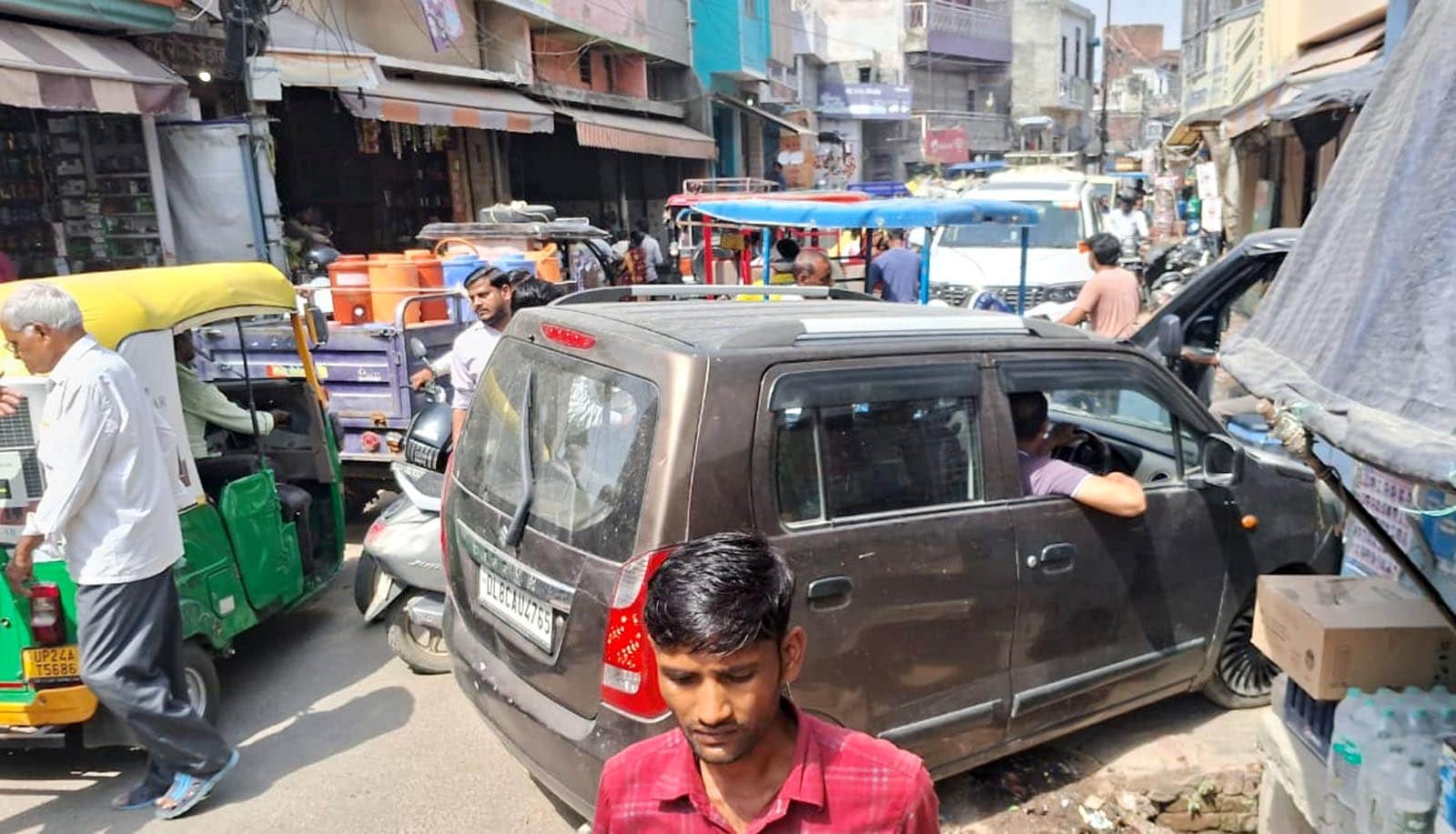 उझानी बाजार में जाम में फंसे वाहन। संवाद