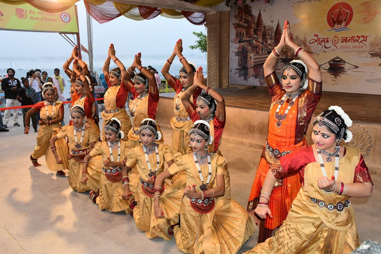 Assi Ghat became immersed in the spirit of Shiva through the Bharatanatyam performances of South Indian artists