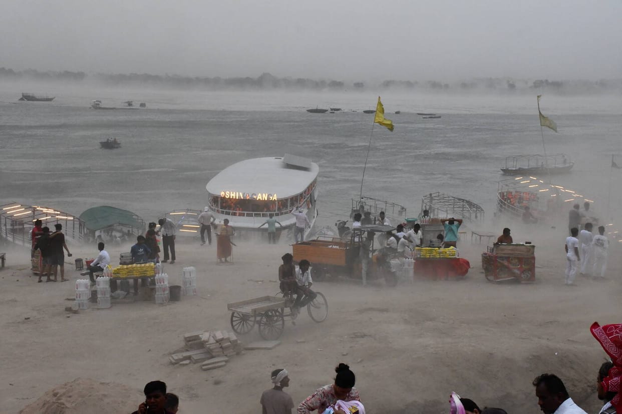 Kashi is once again the country's second-hottest city; evening storms and rain caused the temperature to drop by 10 degrees in just one hour.