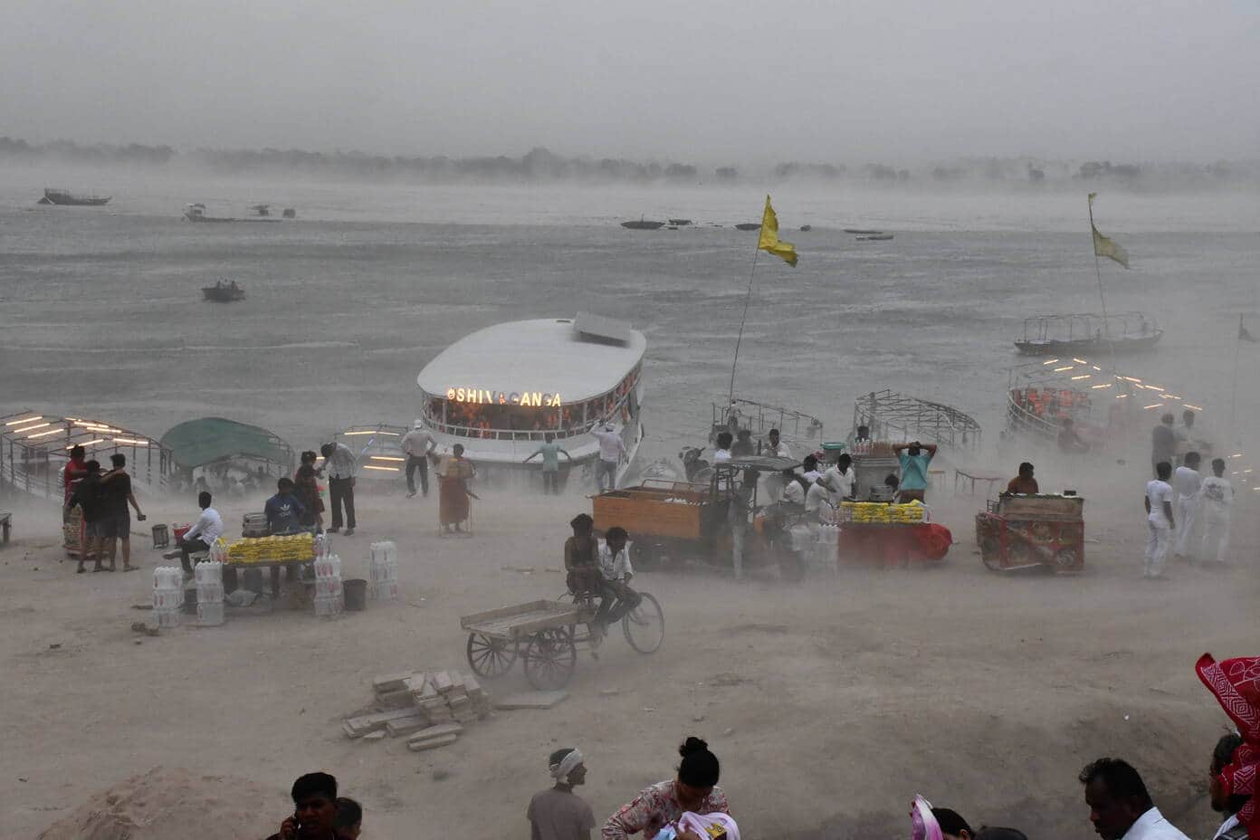 वाराणसी में बुधवार को घाटों पर तेज हवा के साथ धुल भरी आंधी व  गंगा की लहरें उठती । संवाद