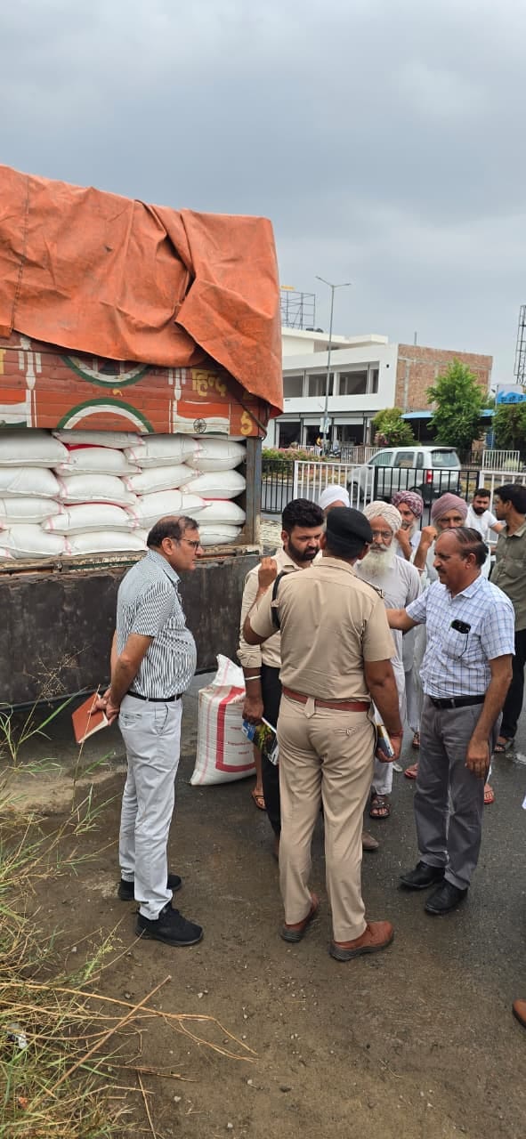 A truck loaded with 500 bags of technical urea was caught, the Agriculture Department sent urea samples for testing, batch number is suspicious