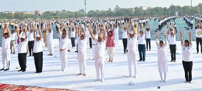 01-एमडीयू में सरदार वल्लभभाई पटेल क्रिकेट स्टेडियम में जिला स्तरीय योग कार्यक्रम में योग करते 