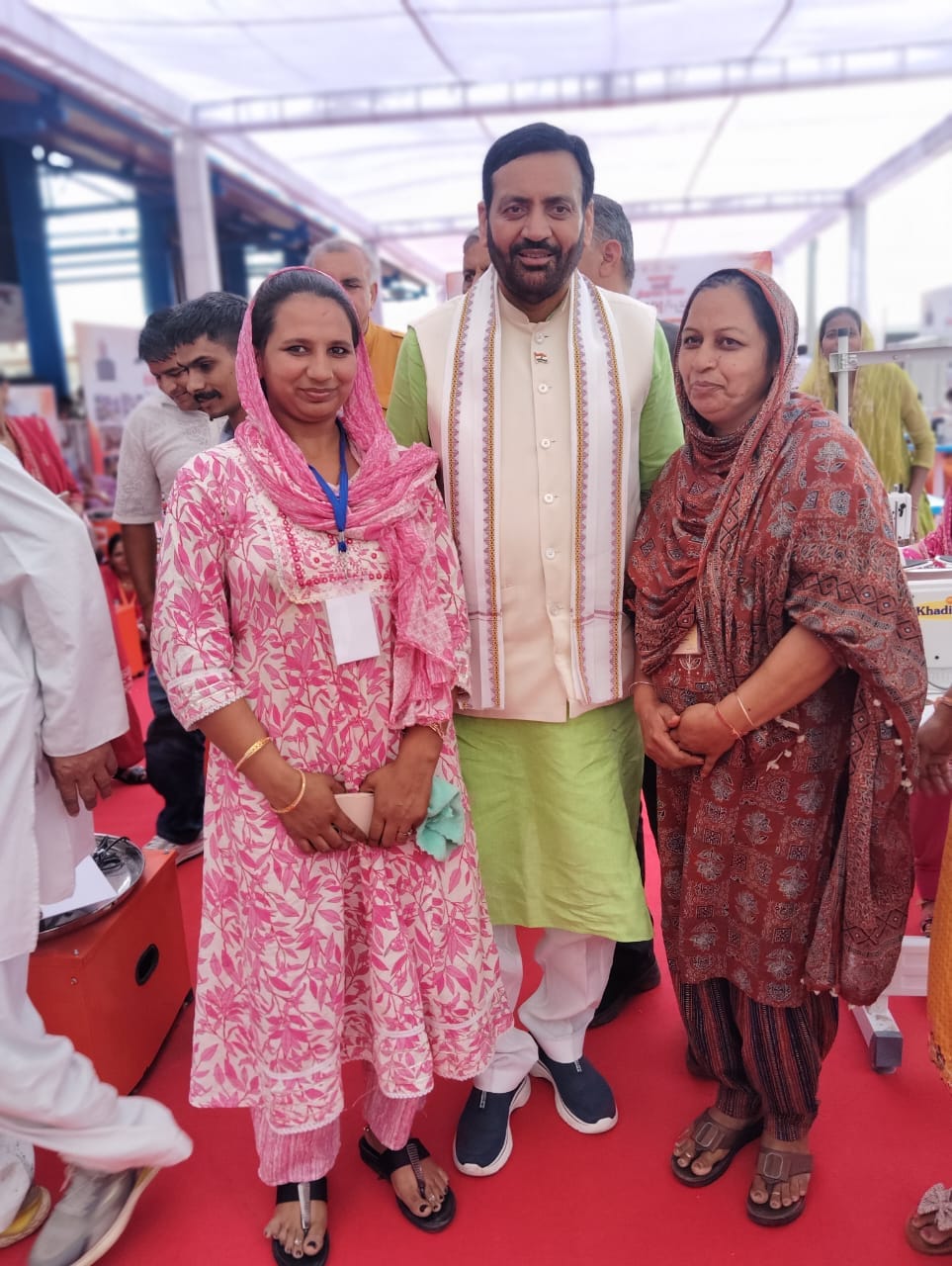 The Chief Minister honored 20 women with electric sewing machines.