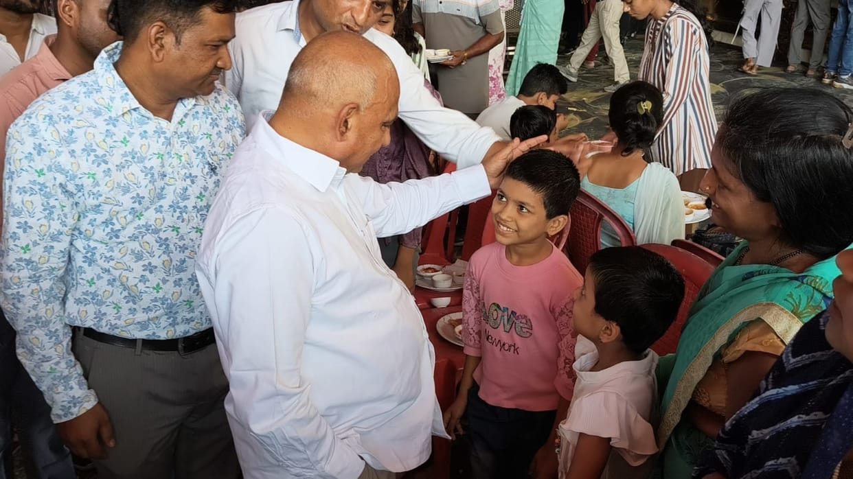 Betul News: BJP state president Hemant Khandelwal took up the responsibility of educating 59 needy children