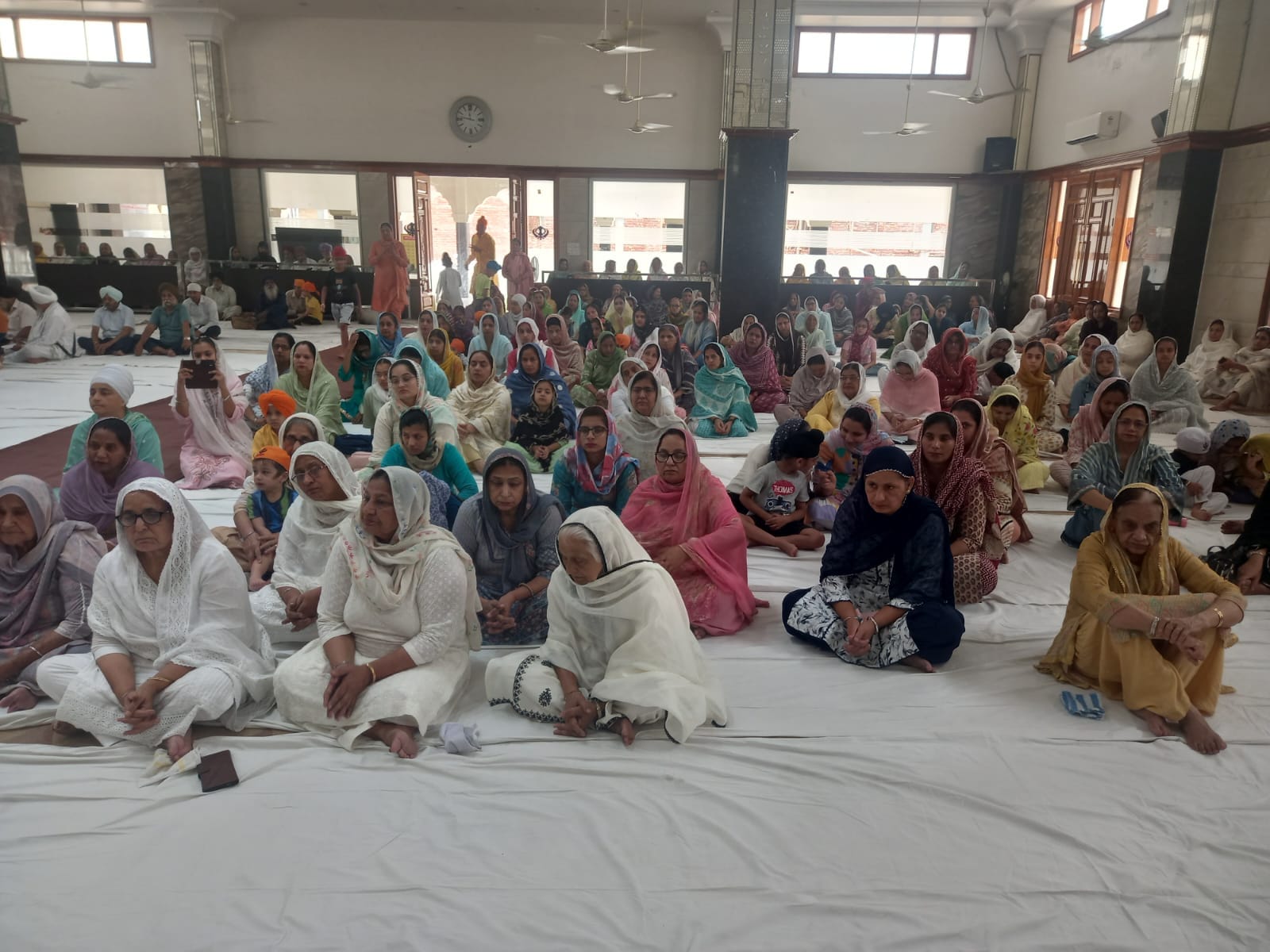 अंबाला छावनी के गोबिंद नगर गुरुद्वारा साहिब में नाम सिमरण करती संगत। संवाद