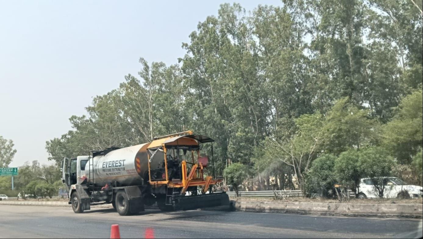 अंबाला दिल्ली राजमार्ग पर एनएचएआई के ठेकेदार काम करते हुए। संवाद