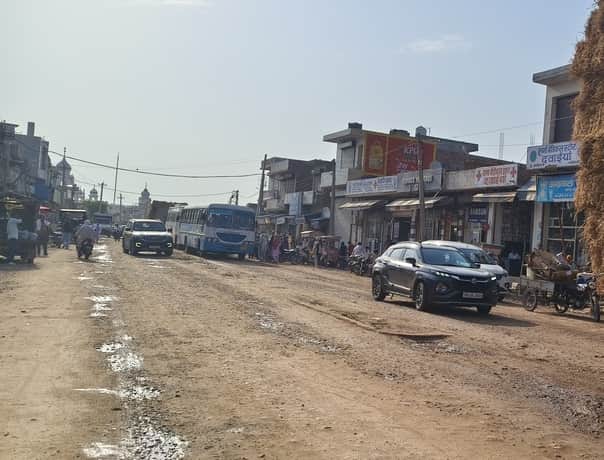 असंध-कैथल मार्ग पर चल रहे निर्माण कार्य के कारण खराब हुई सड़क का दृश्य।