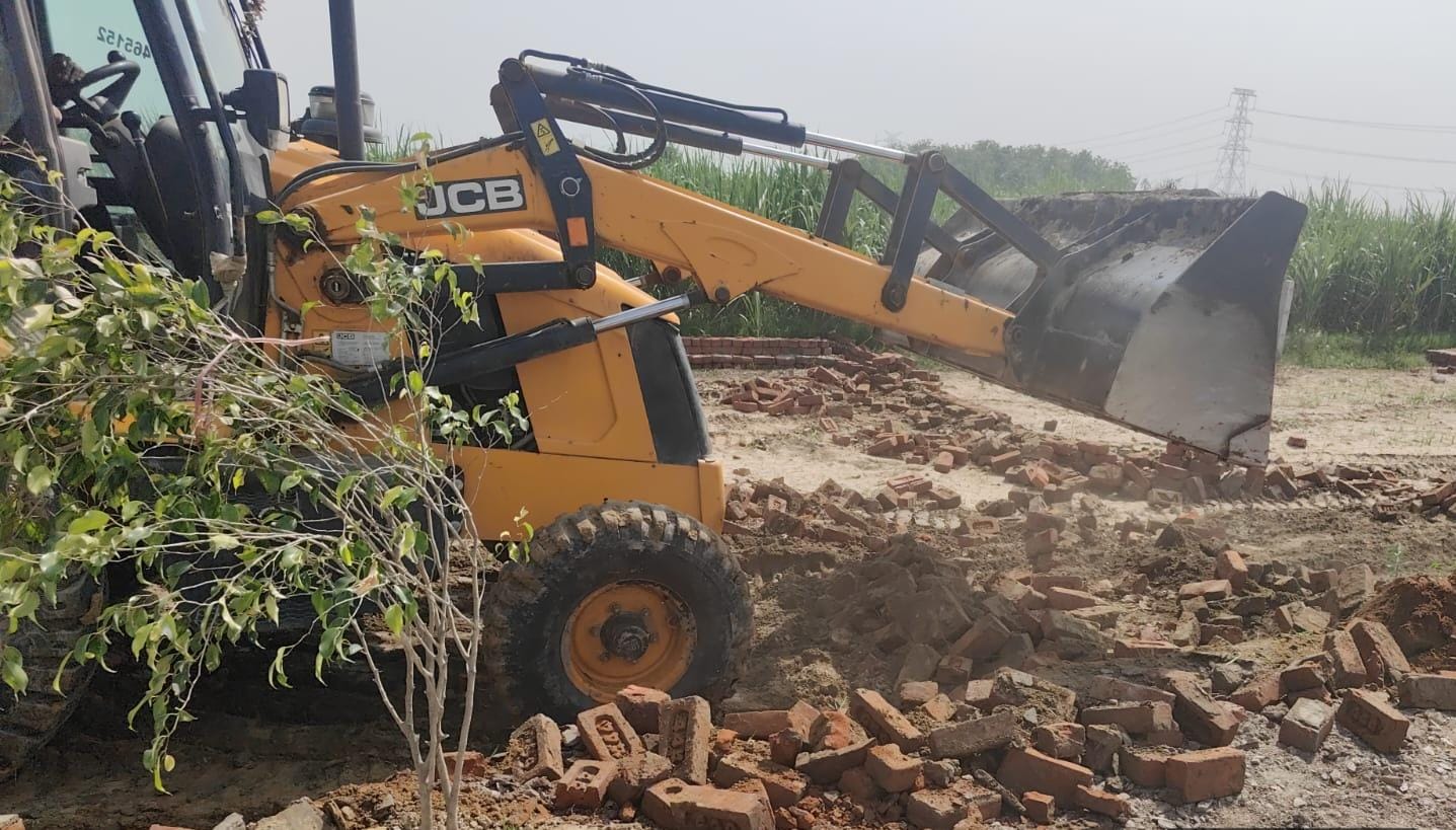 अवैध कालोनी ध्वस्त करती एचपीडीए की टीम। संवाद