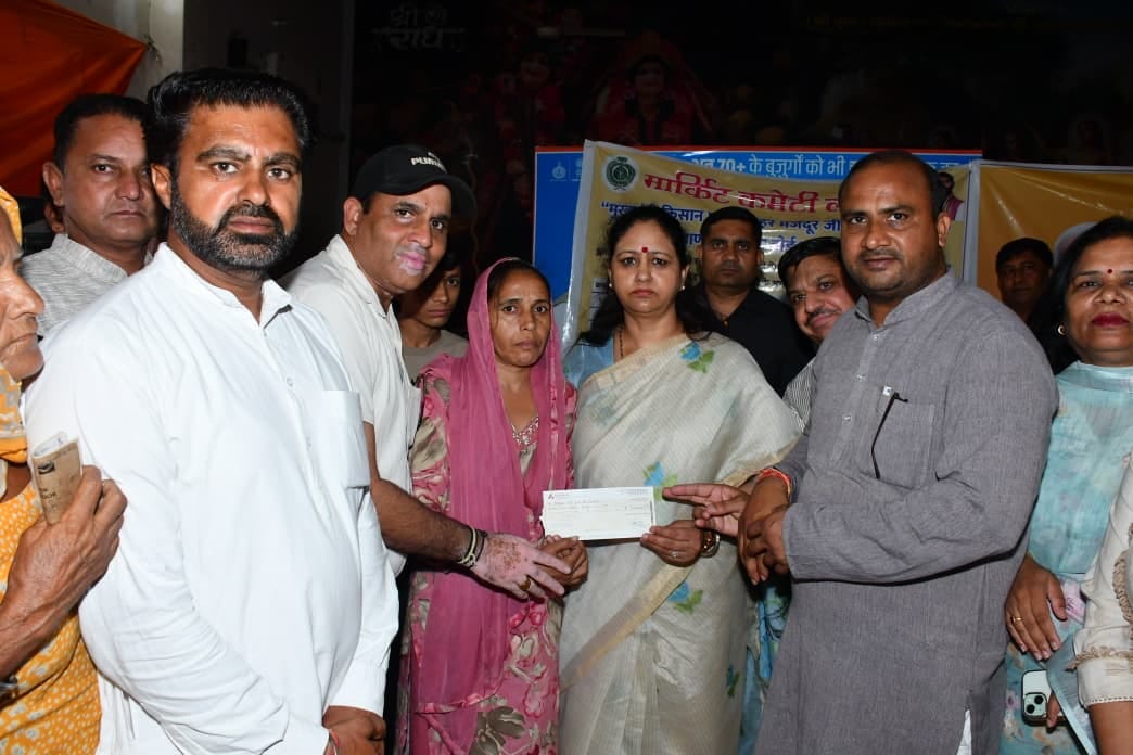 Suman Saini handed over a cheque for five lakh rupees to Dhanani's Meenu.