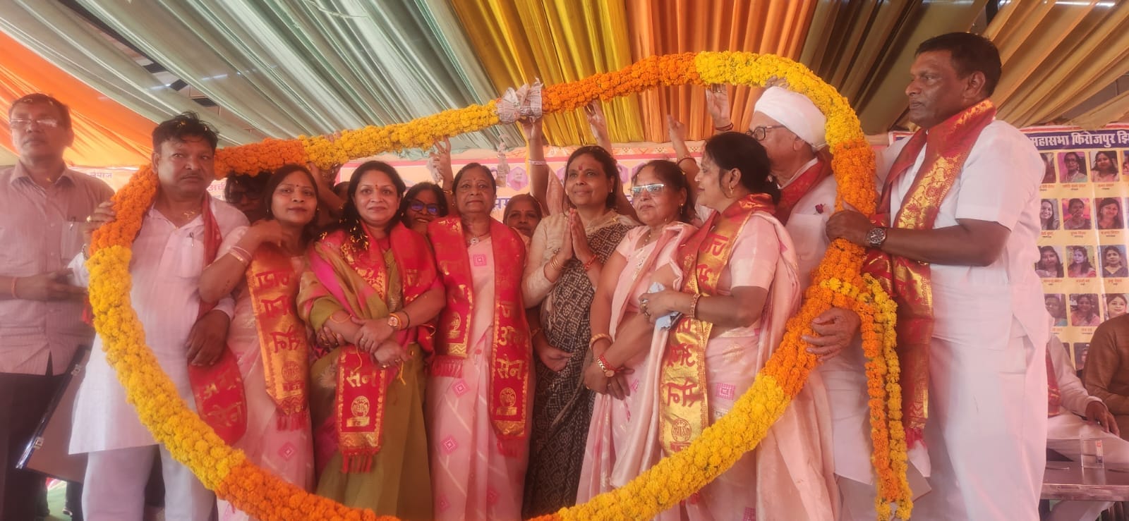 भाजपा प्रदेशाध्यक्ष का स्वागत करते अग्रवाल महासभा के सदस्य एवं महिलाएं।