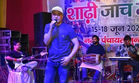 भुंतर मेले की अतिंम सांस्कृति संध्या में प्रस्तुति देते लोक कलाकार रमेश ठाकुर।-संवाद